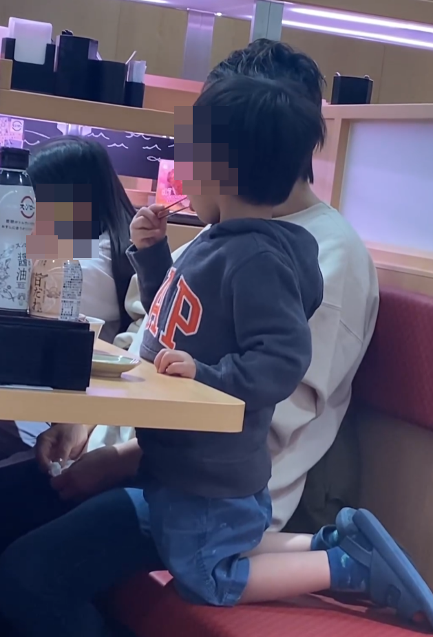 一名男童於沙田新城市進餐時被拍到多次舐夾薑的公用鉗,及後誤甩手將鉗掉到地面,身旁成年女子未有發現及介入男童行為。(Threads)