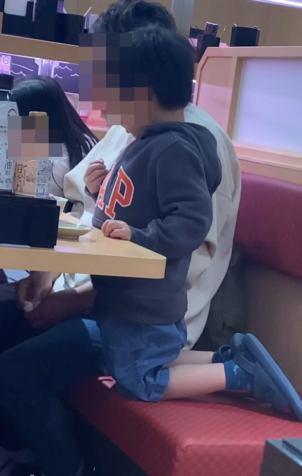 男童甩手把鉗掉到地面,此時女子才發現。(Threads)