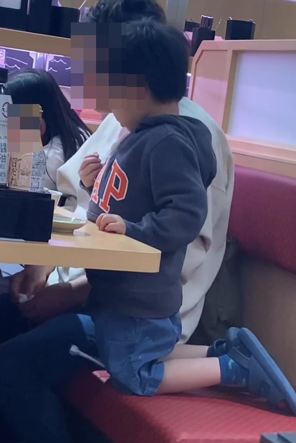 男童甩手把鉗掉到地面,此時女子才發現。(Threads)