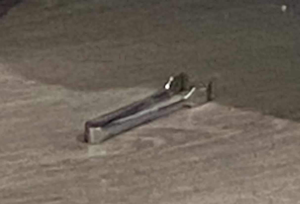 拍到影片的網民表示及後向職員反映,對方隨即收起公用鉗清洗。(Threads)