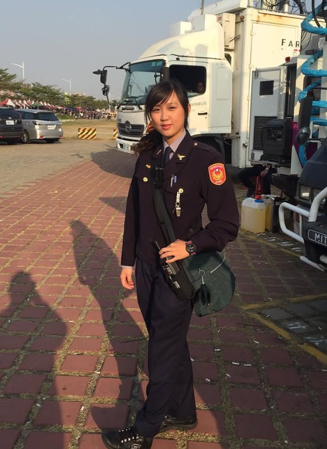 高雄市刑大偵查佐蔡玉貝有「飛天小女警」之稱,因亮麗外型在網上人氣頗高。(ig)