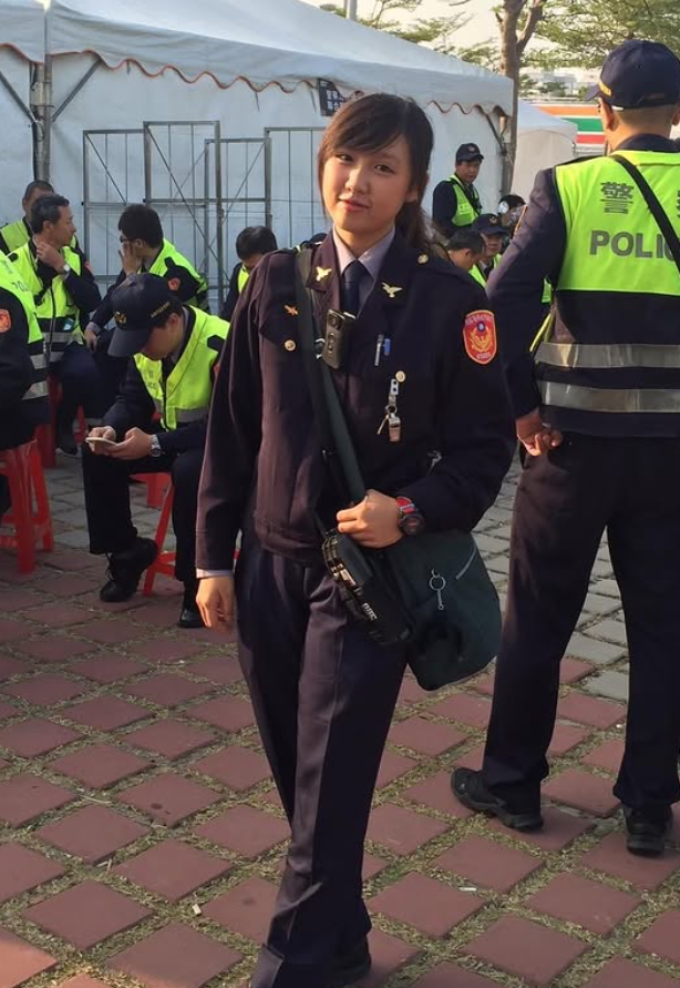 高雄市刑大偵查佐蔡玉貝有「飛天小女警」之稱,因亮麗外型在網上人氣頗高。(ig)