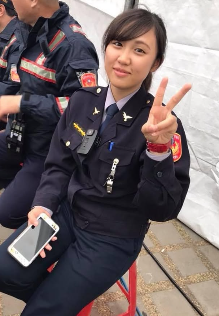 高雄市刑大偵查佐蔡玉貝有「飛天小女警」之稱,因亮麗外型在網上人氣頗高。(ig)