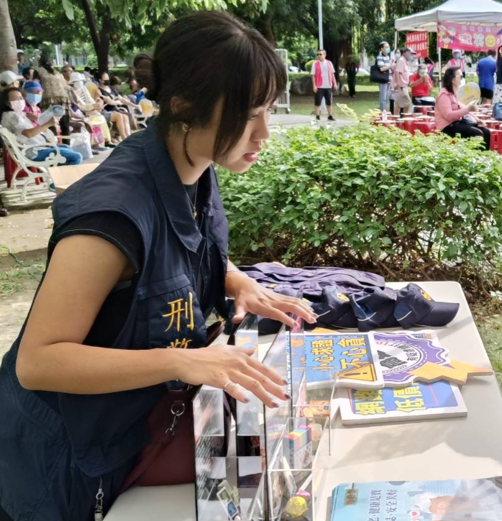 高雄市刑大偵查佐蔡玉貝有「飛天小女警」之稱,因亮麗外型在網上人氣頗高。(ig)