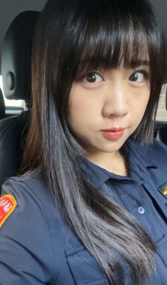 高雄市刑大偵查佐蔡玉貝有「飛天小女警」之稱,因亮麗外型在網上人氣頗高。(ig)