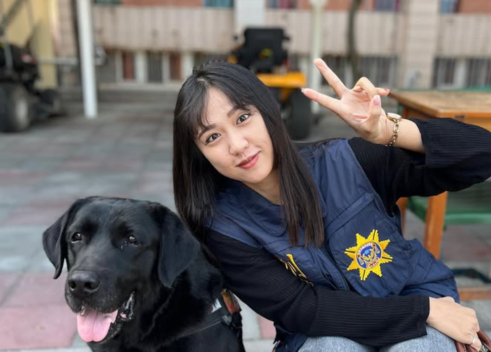 高雄市刑大偵查佐蔡玉貝有「飛天小女警」之稱,因亮麗外型在網上人氣頗高。(ig)