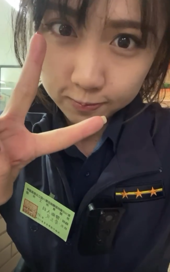 高雄市刑大偵查佐蔡玉貝有「飛天小女警」之稱,因亮麗外型在網上人氣頗高。(ig)