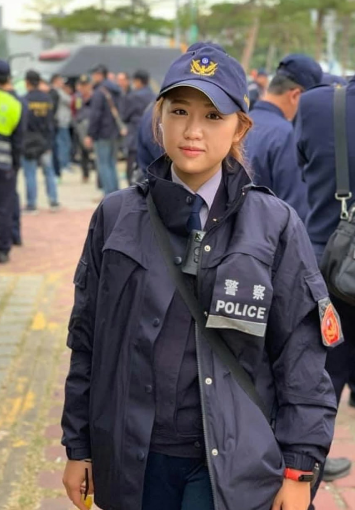 高雄市刑大偵查佐蔡玉貝有「飛天小女警」之稱,因亮麗外型在網上人氣頗高。(ig)