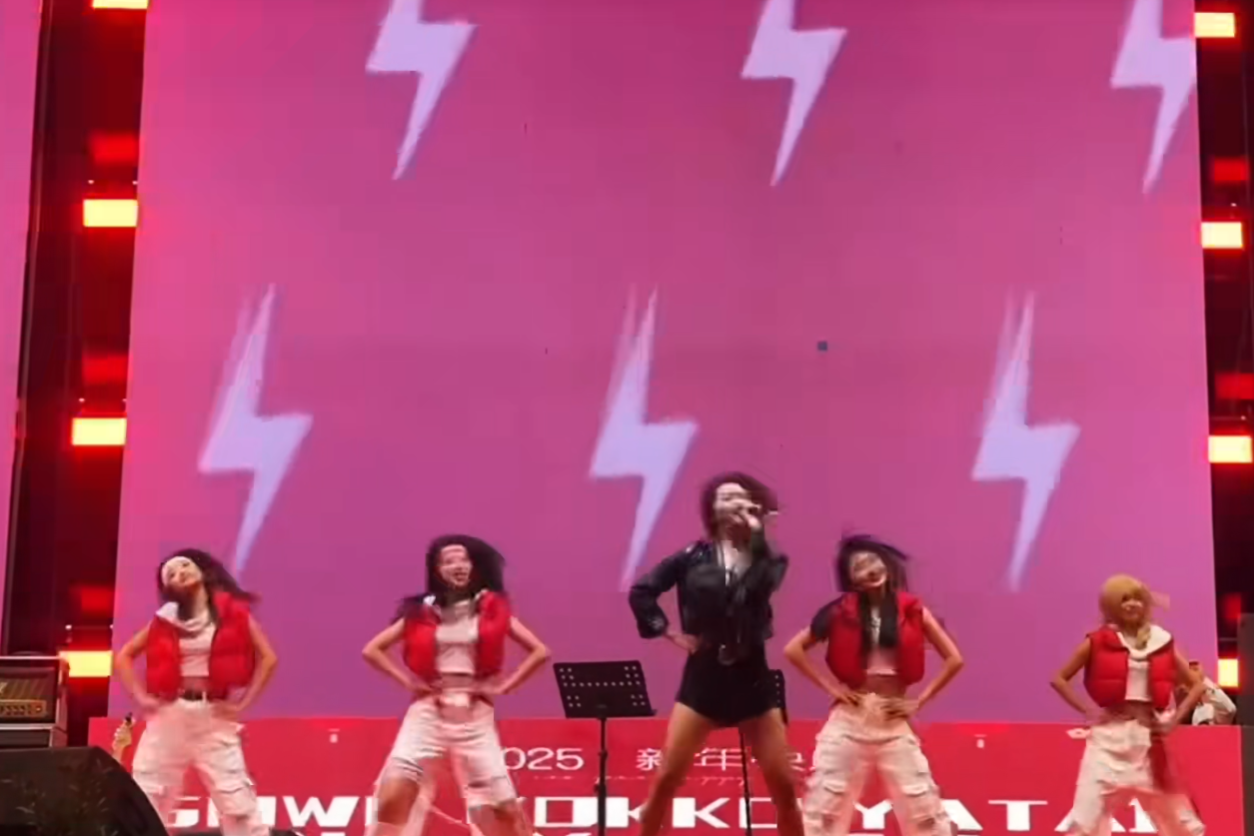 活動期間,更有穿上旗袍的長腿妙齡女子上台跳中國舞,亦有女子在台上大跳洗腦歌「APT」。(影片截圖)