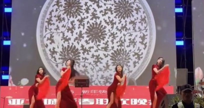 活動期間,更有穿上旗袍的長腿妙齡女子上台跳中國舞,亦有女子在台上大跳洗腦歌「APT」。(影片截圖)