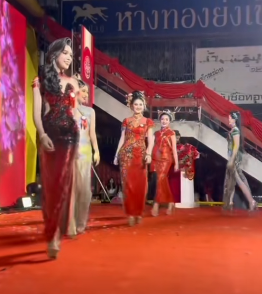 活動期間,更有穿上旗袍的長腿妙齡女子上台跳中國舞,亦有女子在台上大跳洗腦歌「APT」。(影片截圖)