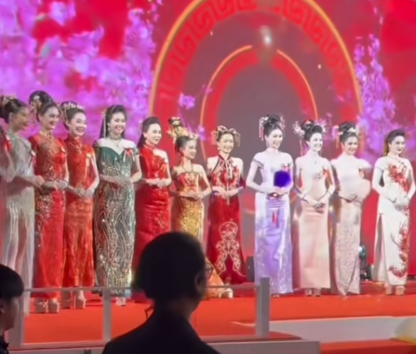 活動期間,更有穿上旗袍的長腿妙齡女子上台跳中國舞,亦有女子在台上大跳洗腦歌「APT」。(影片截圖)