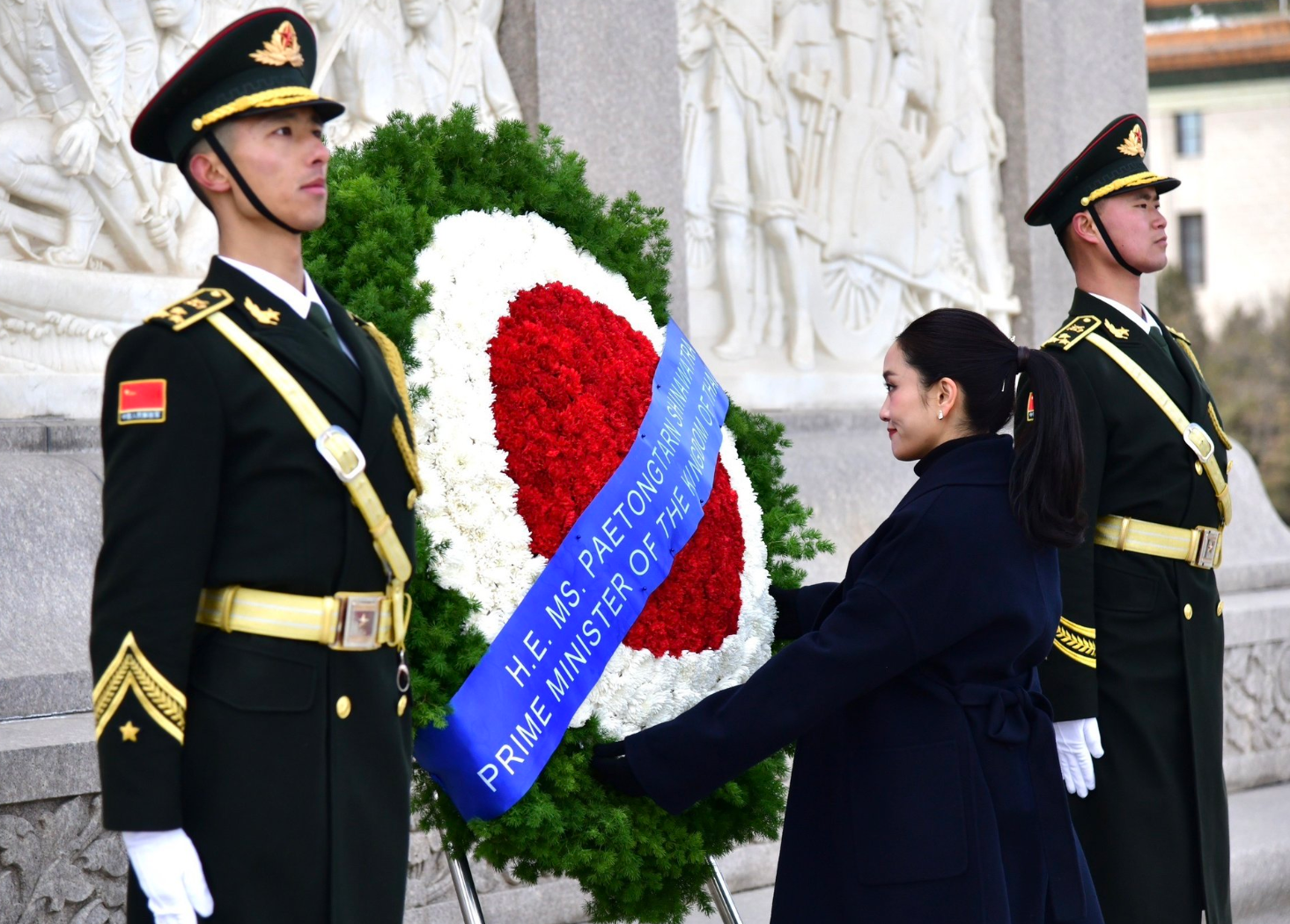 佩通坦前往天安門廣場,向人民英雄紀念碑敬獻花圈。