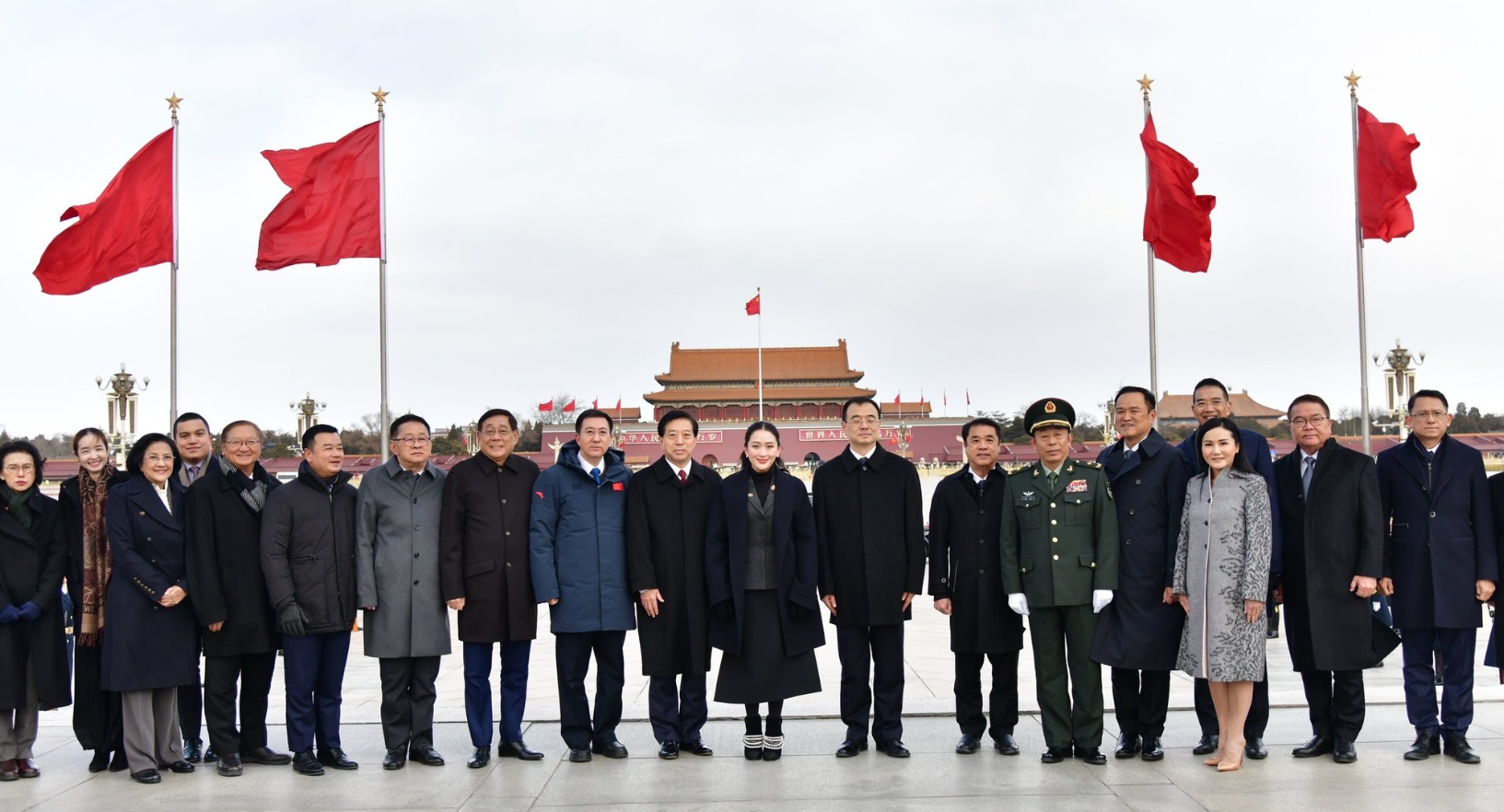 佩通坦前往天安門廣場,向人民英雄紀念碑敬獻花圈。