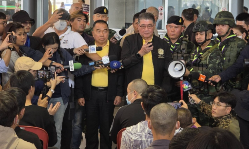 正在當地部署打擊犯罪活動的泰國副總理兼國防部長普坦,與獲救人士會面。(網上圖片)