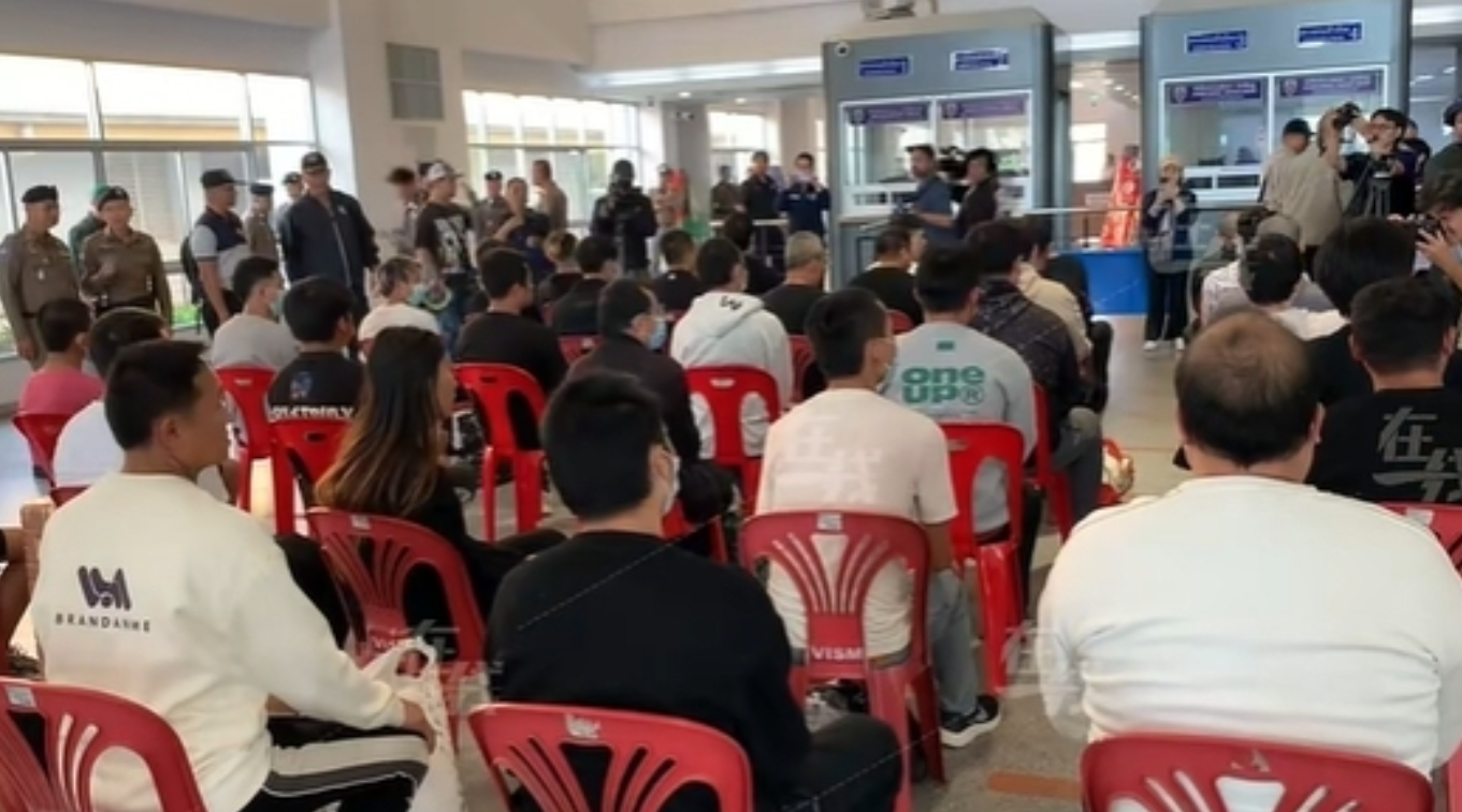 緬甸妙瓦底詐騙園區61名受害者獲救,並於昨日於泰緬邊境移交給泰國當局。(網上圖片)