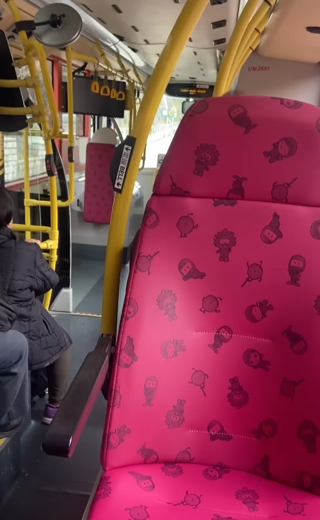 屯門公路一架九巴車長疑不滿有乘客講電話聲浪太大,把車停泊路邊,開廣播怒罵「繼續講啦!唔緊要架!我大把時間」。(文人多說話FB)