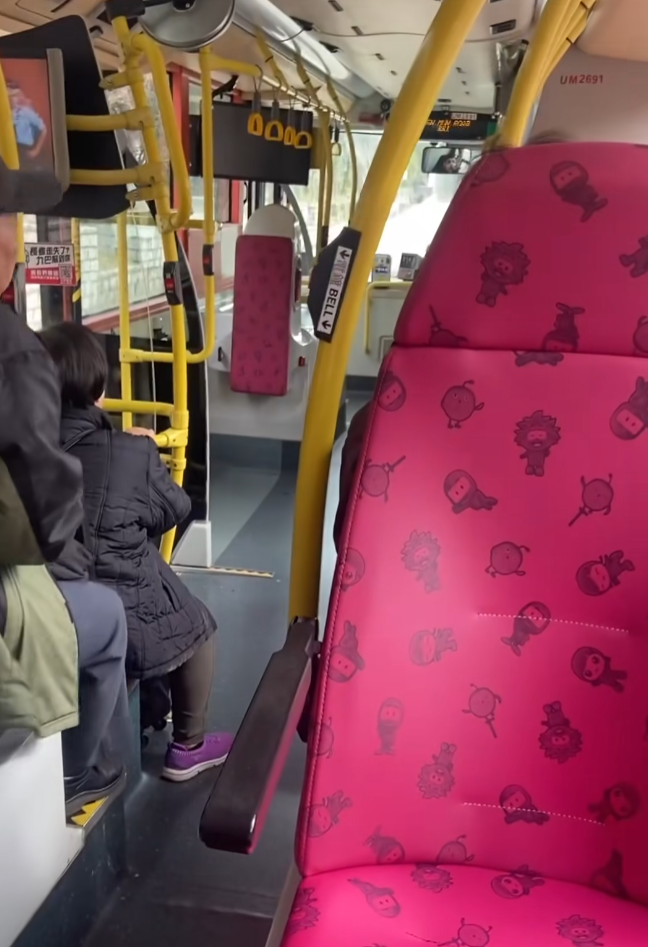 屯門公路一架九巴車長疑不滿有乘客講電話聲浪太大,把車停泊路邊,開廣播怒罵「繼續講啦!唔緊要架!我大把時間」。(文人多說話FB)