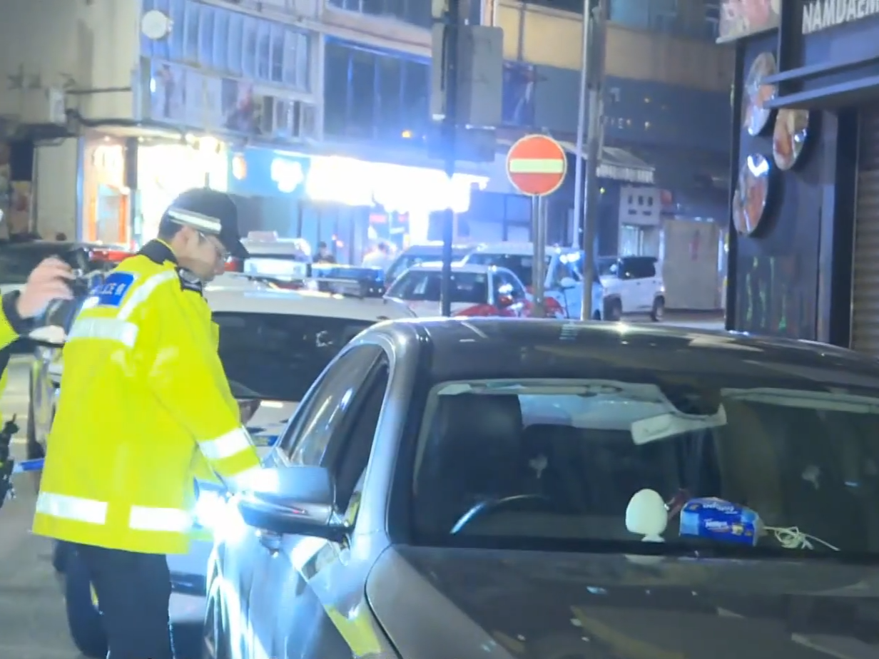 警方發現一輛私家車形跡可疑,遂上前截查。(有線新聞截圖)