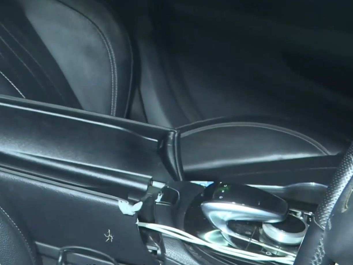 尖沙咀通緝犯開車遇查,4警合力制服拉出車。(有線新聞截圖)