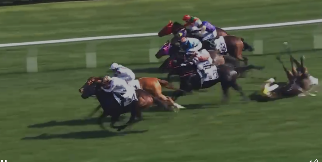 何澤堯墮馬受傷。(賽馬會影片截圖)