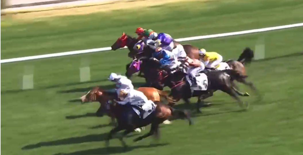 何澤堯墮馬受傷。(賽馬會影片截圖)