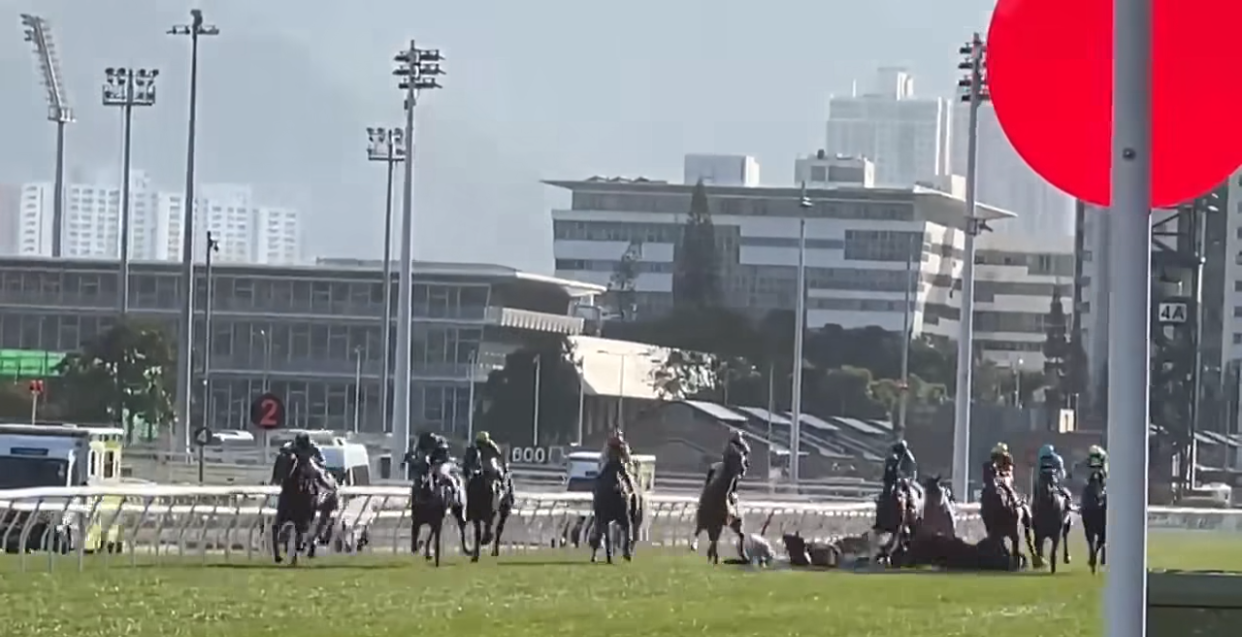 3名騎師墮馬受傷。