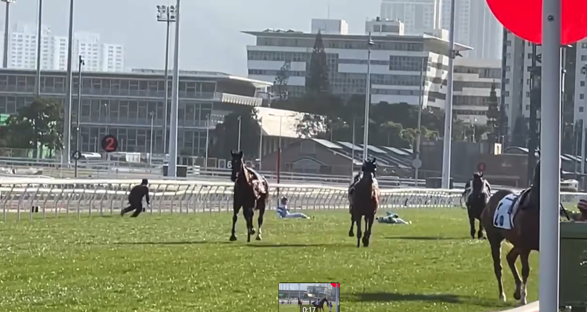 3名騎師墮馬受傷。