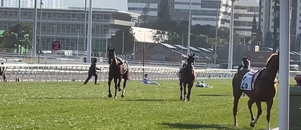 3名騎師墮馬受傷。