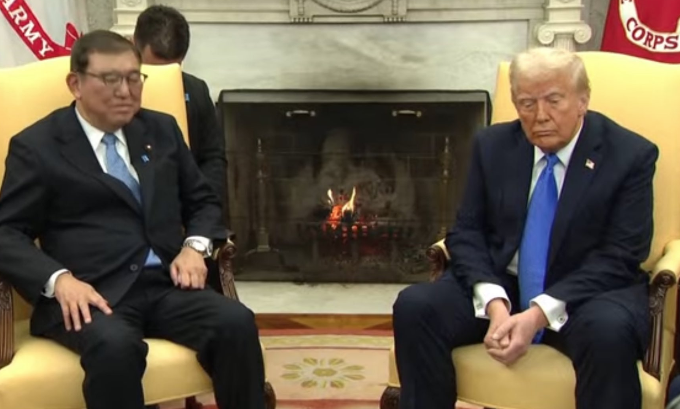 石破茂的坐姿被指失禮。(美聯社、互聯網)