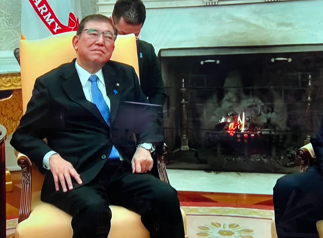 石破茂的坐姿被指失禮。(美聯社、互聯網)