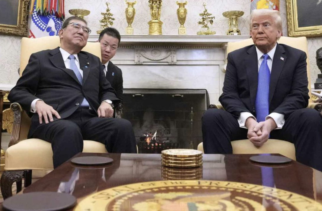 石破茂的坐姿被指失禮。(美聯社、互聯網)