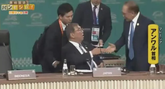 在APEC峰會舉行前,馬來西亞首相安華向石破茂打招呼,他須工作人員提醒才發覺。(互聯網)