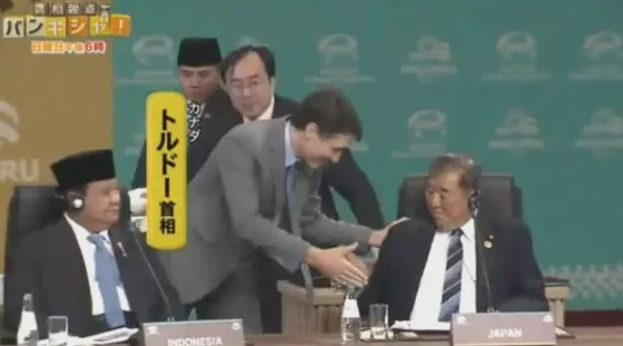 在APEC峰會舉行前,杜魯多主動向石破茂打招呼,而他只坐著回應。(互聯網)