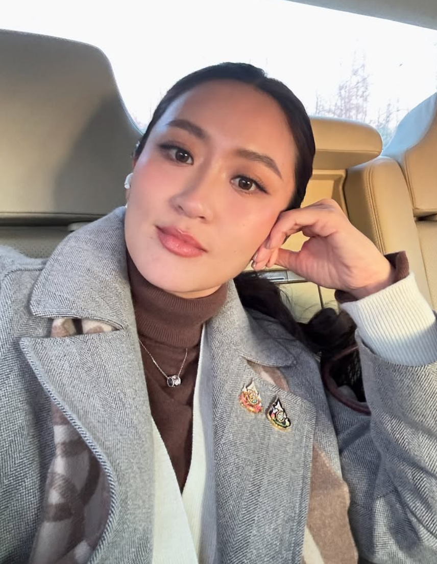 泰國女總理佩通坦於上周六(8日)結束訪華行程返回曼谷。大晒旅程多張自拍照片。亦有於車內、酒店浴室的自拍。她還分享前往哈爾濱亞冬會期間,與泰國代表團成員的合照,及吉祥物「濱濱」和「妮妮」掛件,並拍下許多哈爾濱冰雪美景。(IG)