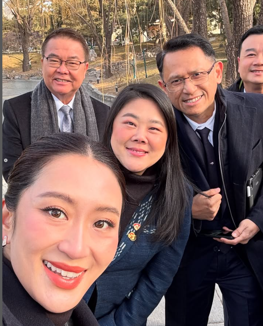 泰國女總理佩通坦於上周六(8日)結束訪華行程返回曼谷。大晒旅程多張自拍照片。亦有於車內、酒店浴室的自拍。她還分享前往哈爾濱亞冬會期間,與泰國代表團成員的合照,及吉祥物「濱濱」和「妮妮」掛件,並拍下許多哈爾濱冰雪美景。(IG)