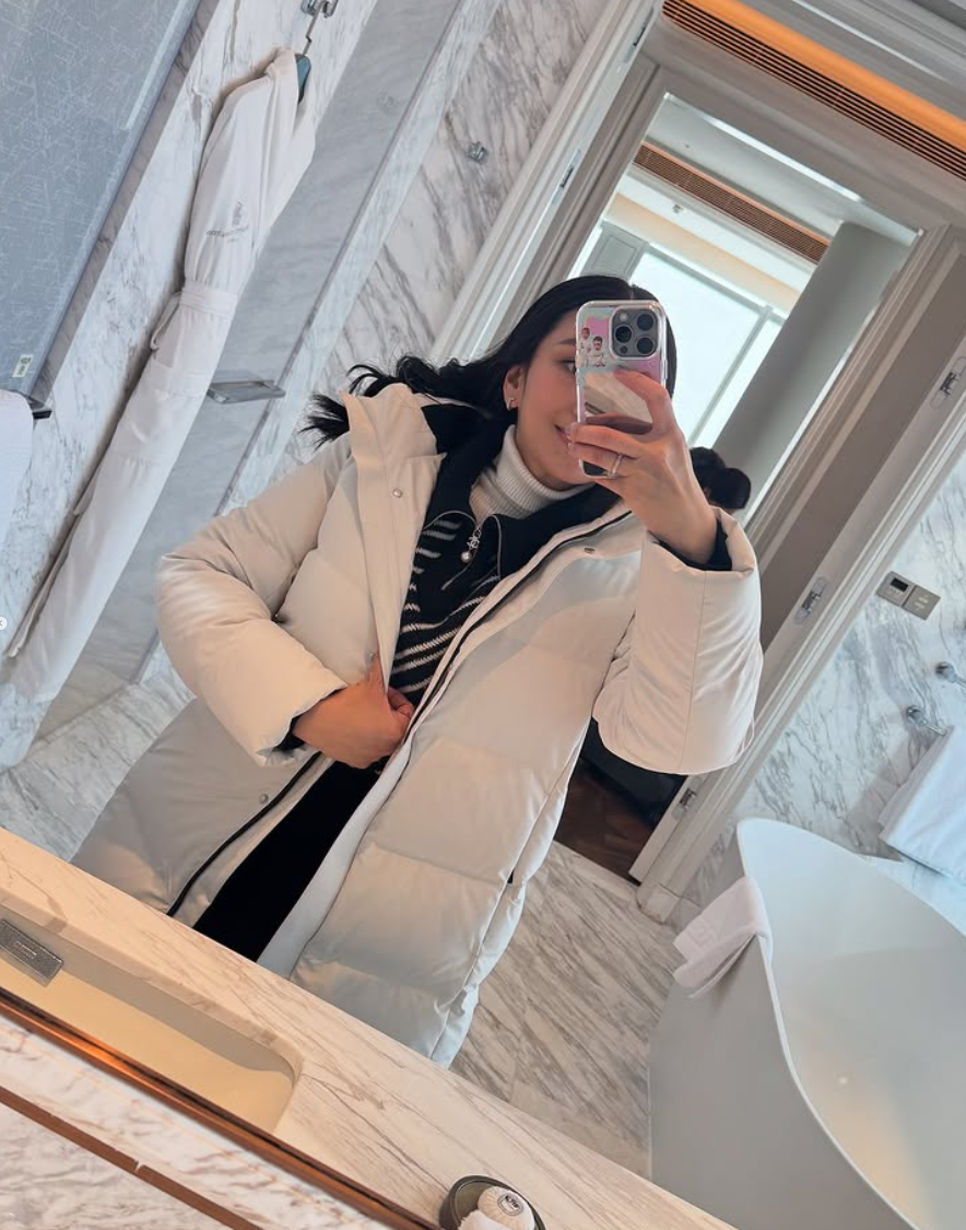 泰國女總理佩通坦於上周六(8日)結束訪華行程返回曼谷。大晒旅程多張自拍照片。亦有於車內、酒店浴室的自拍。她還分享前往哈爾濱亞冬會期間,與泰國代表團成員的合照,及吉祥物「濱濱」和「妮妮」掛件,並拍下許多哈爾濱冰雪美景。(IG)