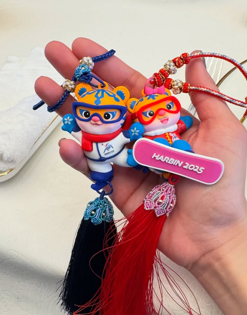 泰國女總理佩通坦於上周六(8日)結束訪華行程返回曼谷。大晒旅程多張自拍照片。亦有於車內、酒店浴室的自拍。她還分享前往哈爾濱亞冬會期間,與泰國代表團成員的合照,及吉祥物「濱濱」和「妮妮」掛件,並拍下許多哈爾濱冰雪美景。(IG)