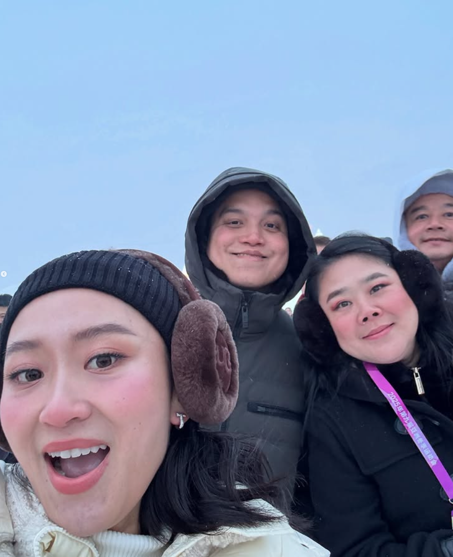 泰國女總理佩通坦於上周六(8日)結束訪華行程返回曼谷。大晒旅程多張自拍照片。亦有於車內、酒店浴室的自拍。她還分享前往哈爾濱亞冬會期間,與泰國代表團成員的合照,及吉祥物「濱濱」和「妮妮」掛件,並拍下許多哈爾濱冰雪美景。(IG)