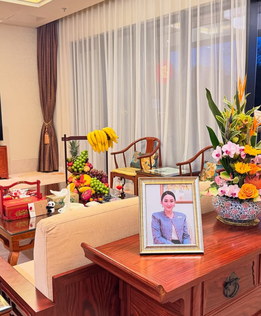 泰國女總理佩通坦於上周六(8日)結束訪華行程返回曼谷。大晒旅程多張自拍照片。亦有於車內、酒店浴室的自拍。她還分享前往哈爾濱亞冬會期間,與泰國代表團成員的合照,及吉祥物「濱濱」和「妮妮」掛件,並拍下許多哈爾濱冰雪美景。(IG)