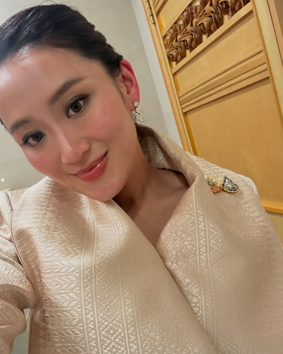 泰國女總理佩通坦於上周六(8日)結束訪華行程返回曼谷。大晒旅程多張自拍照片。亦有於車內、酒店浴室的自拍。她還分享前往哈爾濱亞冬會期間,與泰國代表團成員的合照,及吉祥物「濱濱」和「妮妮」掛件,並拍下許多哈爾濱冰雪美景。(IG)