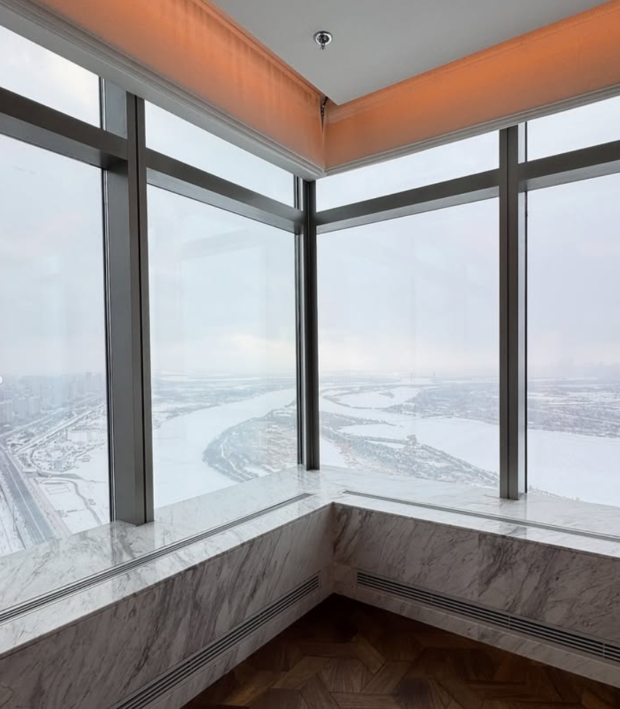 泰國女總理佩通坦於上周六(8日)結束訪華行程返回曼谷。大晒旅程多張自拍照片。亦有於車內、酒店浴室的自拍。她還分享前往哈爾濱亞冬會期間,與泰國代表團成員的合照,及吉祥物「濱濱」和「妮妮」掛件,並拍下許多哈爾濱冰雪美景。(IG)