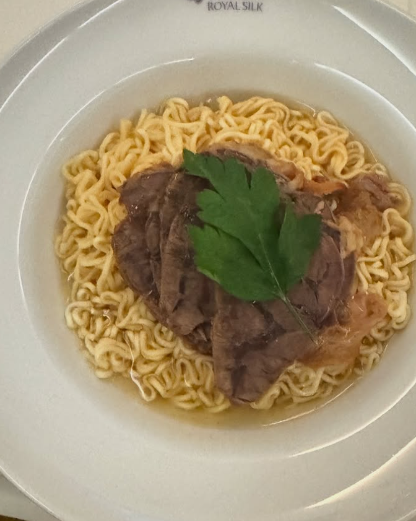 泰國女總理佩通坦於上周六(8日)結束訪華行程返回曼谷。大晒旅程多張自拍照片。亦有於車內、酒店浴室的自拍。她還分享前往哈爾濱亞冬會期間,與泰國代表團成員的合照,及吉祥物「濱濱」和「妮妮」掛件,並拍下許多哈爾濱冰雪美景。(IG)