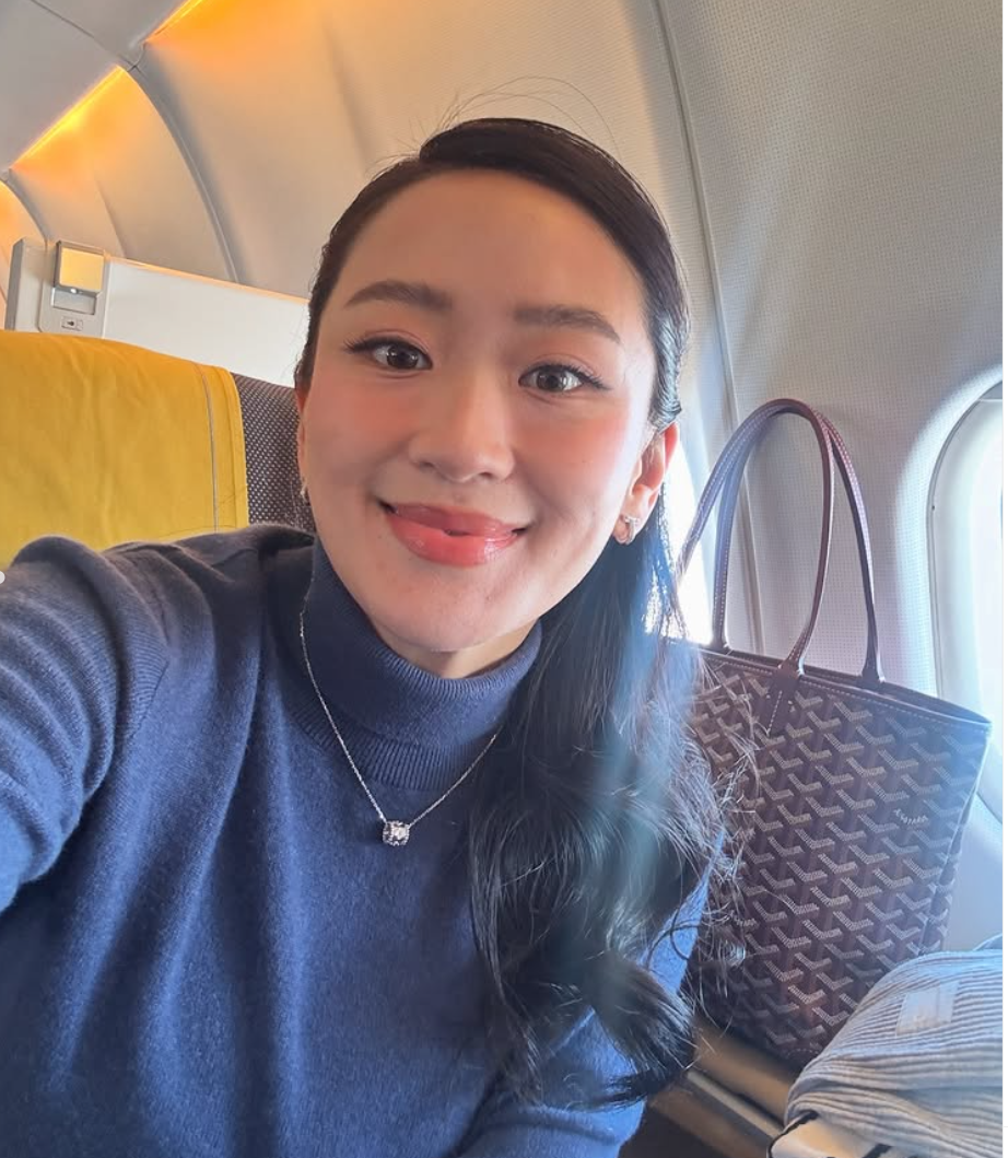 泰國女總理佩通坦於上周六(8日)結束訪華行程返回曼谷。大晒旅程多張自拍照片。亦有於車內、酒店浴室的自拍。她還分享前往哈爾濱亞冬會期間,與泰國代表團成員的合照,及吉祥物「濱濱」和「妮妮」掛件,並拍下許多哈爾濱冰雪美景。(IG)