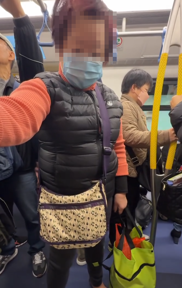 一名港女近日指完成全身麻醉手術後一日,乘搭港鐵回家時坐在優先座休息,豈料一位老婦竟當面要求她起身讓位,雖然事主拒絕後解釋身體不適,惟被對方責罵不符關愛座資格,怒批「不知羞恥」(Threads)