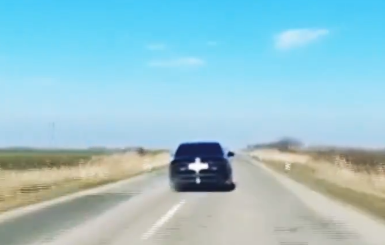 塞爾維亞總統武契奇乘坐的座駕上周六(8日)於北部地區一公路行駛途中發生意外,輪胎發生脫落,後方車隊的車Cam直擊其座駕一度失控,左搖右擺後急煞停,幸事件未造成傷亡,武契奇及隨行人員下車檢查狀況。(影片截圖)