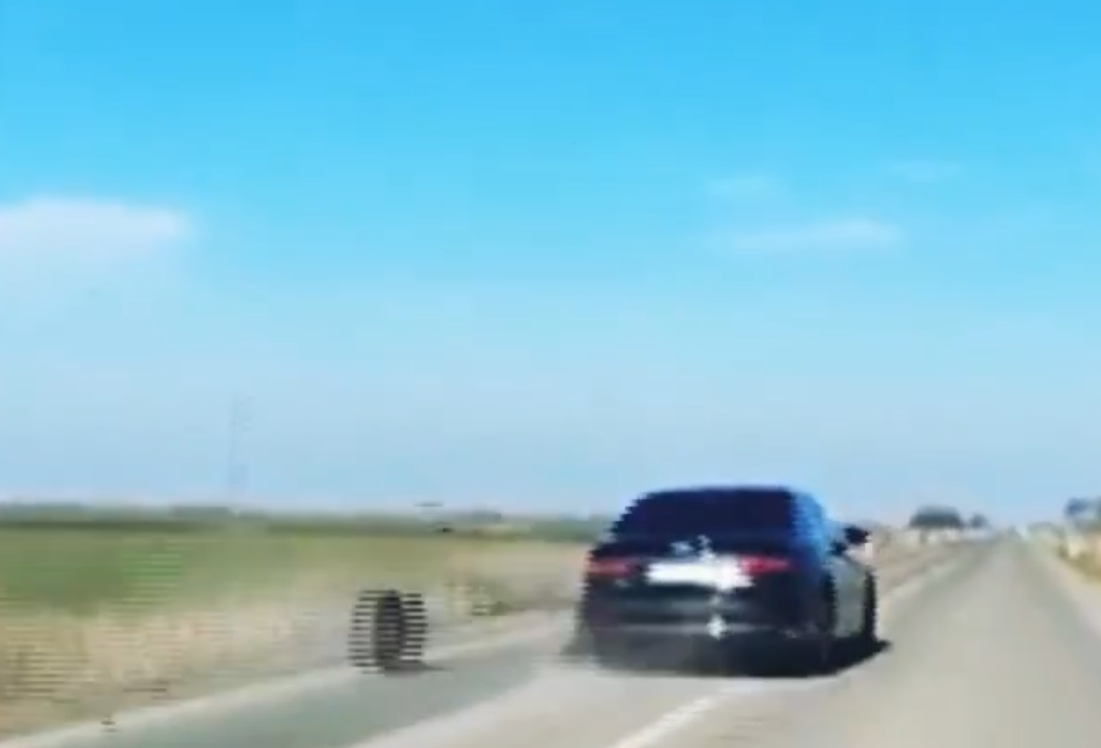 塞爾維亞總統武契奇乘坐的座駕上周六(8日)於北部地區一公路行駛途中發生意外,輪胎發生脫落,後方車隊的車Cam直擊其座駕一度失控,左搖右擺後急煞停,幸事件未造成傷亡,武契奇及隨行人員下車檢查狀況。(影片截圖)