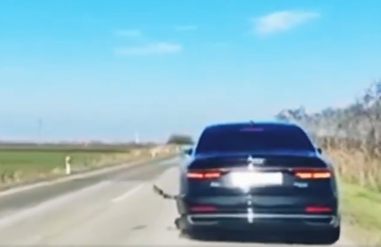 塞爾維亞總統武契奇乘坐的座駕上周六(8日)於北部地區一公路行駛途中發生意外,輪胎發生脫落,後方車隊的車Cam直擊其座駕一度失控,左搖右擺後急煞停,幸事件未造成傷亡,武契奇及隨行人員下車檢查狀況。(影片截圖)