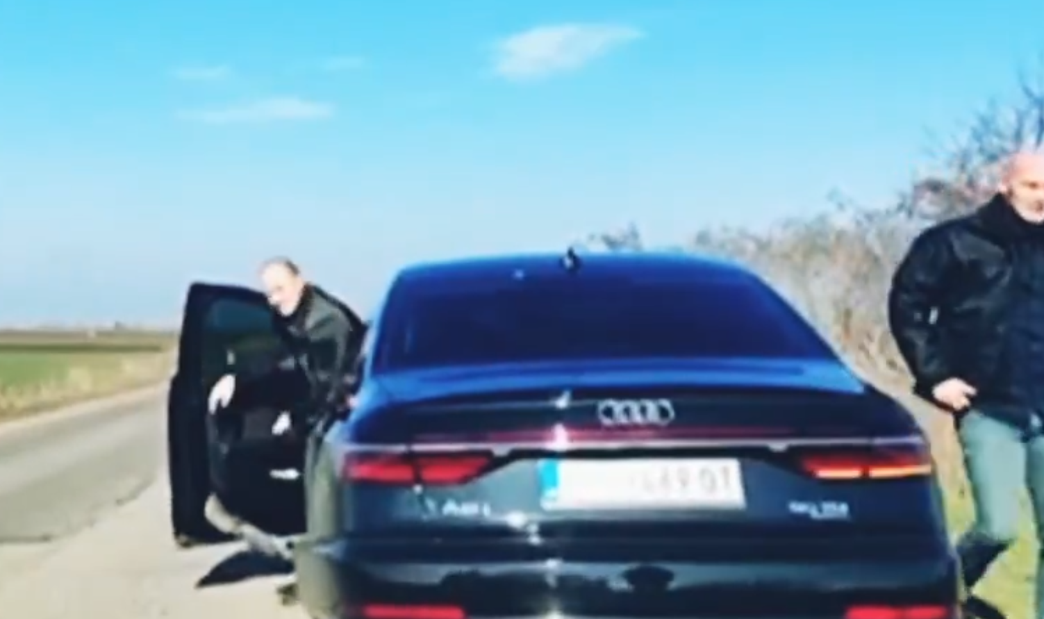 塞爾維亞總統武契奇乘坐的座駕上周六(8日)於北部地區一公路行駛途中發生意外,輪胎發生脫落,後方車隊的車Cam直擊其座駕一度失控,左搖右擺後急煞停,幸事件未造成傷亡,武契奇及隨行人員下車檢查狀況。(影片截圖)