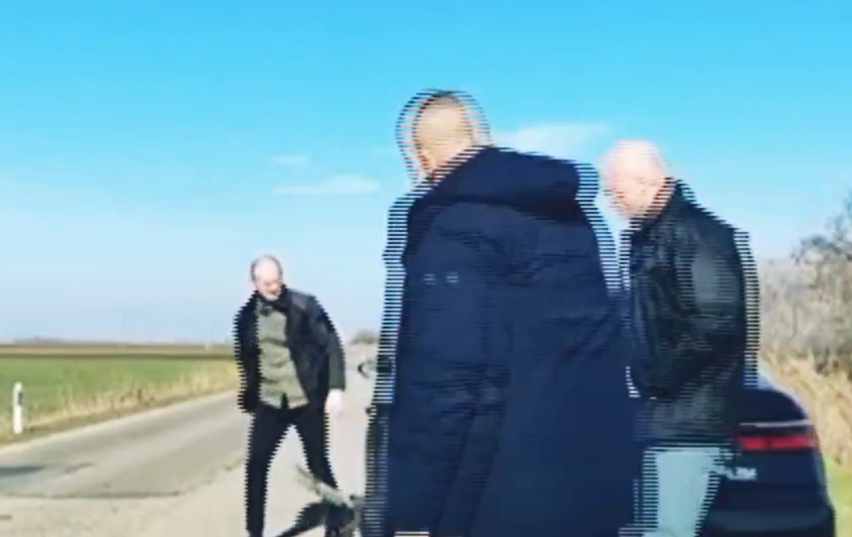 塞爾維亞總統武契奇乘坐的座駕上周六(8日)於北部地區一公路行駛途中發生意外,輪胎發生脫落,後方車隊的車Cam直擊其座駕一度失控,左搖右擺後急煞停,幸事件未造成傷亡,武契奇及隨行人員下車檢查狀況。(影片截圖)